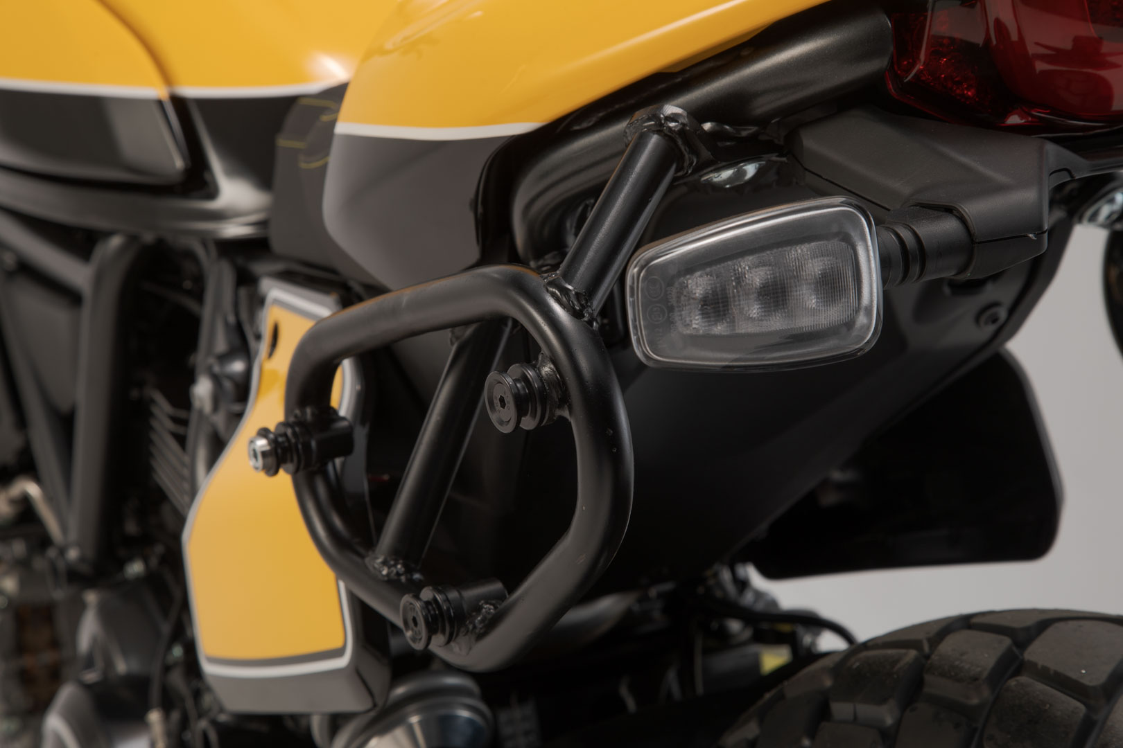 SLC support pour sacoche latérale gauche - Modéles Ducati Scrambler...
