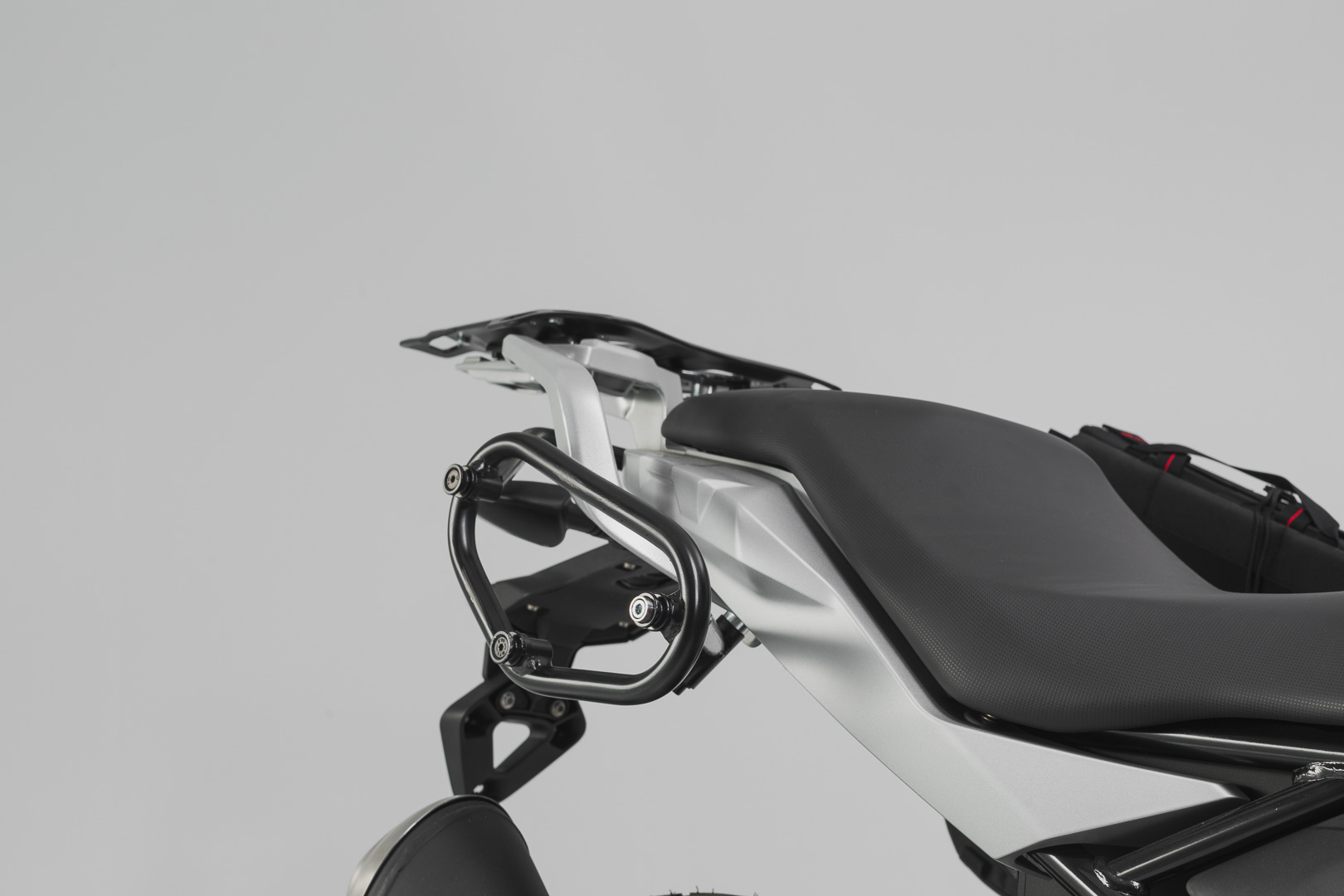 Side view of SW-Motech URBAN ABS side case system - 2x 16,5 l. BMW G 310 GS (17-).