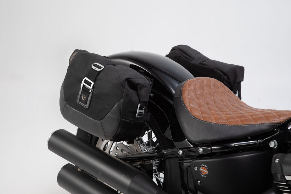 SW-Motech Legend Gear sistema de saco lateral LC Black Edition - Harley Dav. Softail Str. Bob (17-),Padrão (20-).