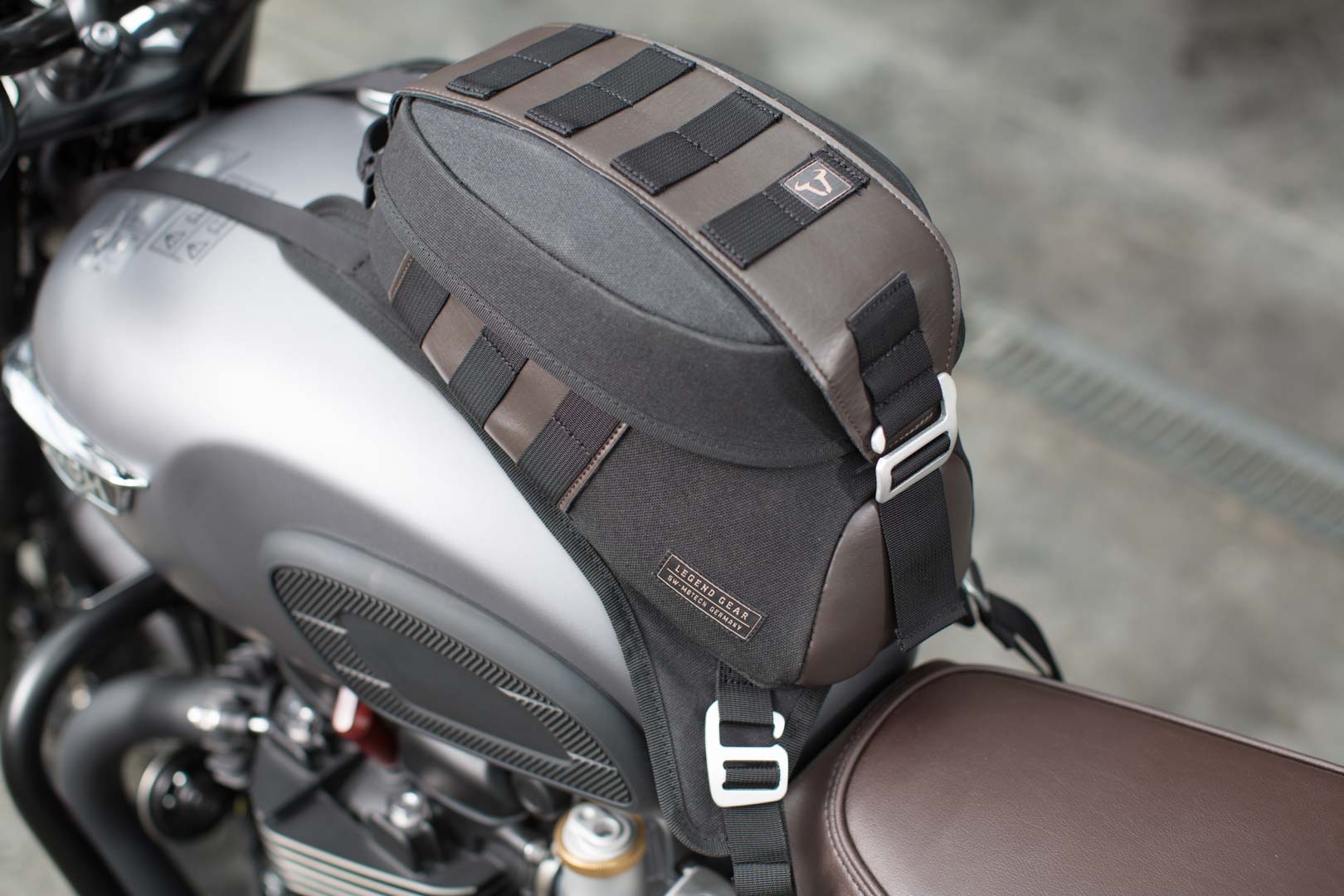 Side view of SW-Motech Legend Gear strap tank bag LT2 - 5.5 l. Strap fastening. Splash-proof.