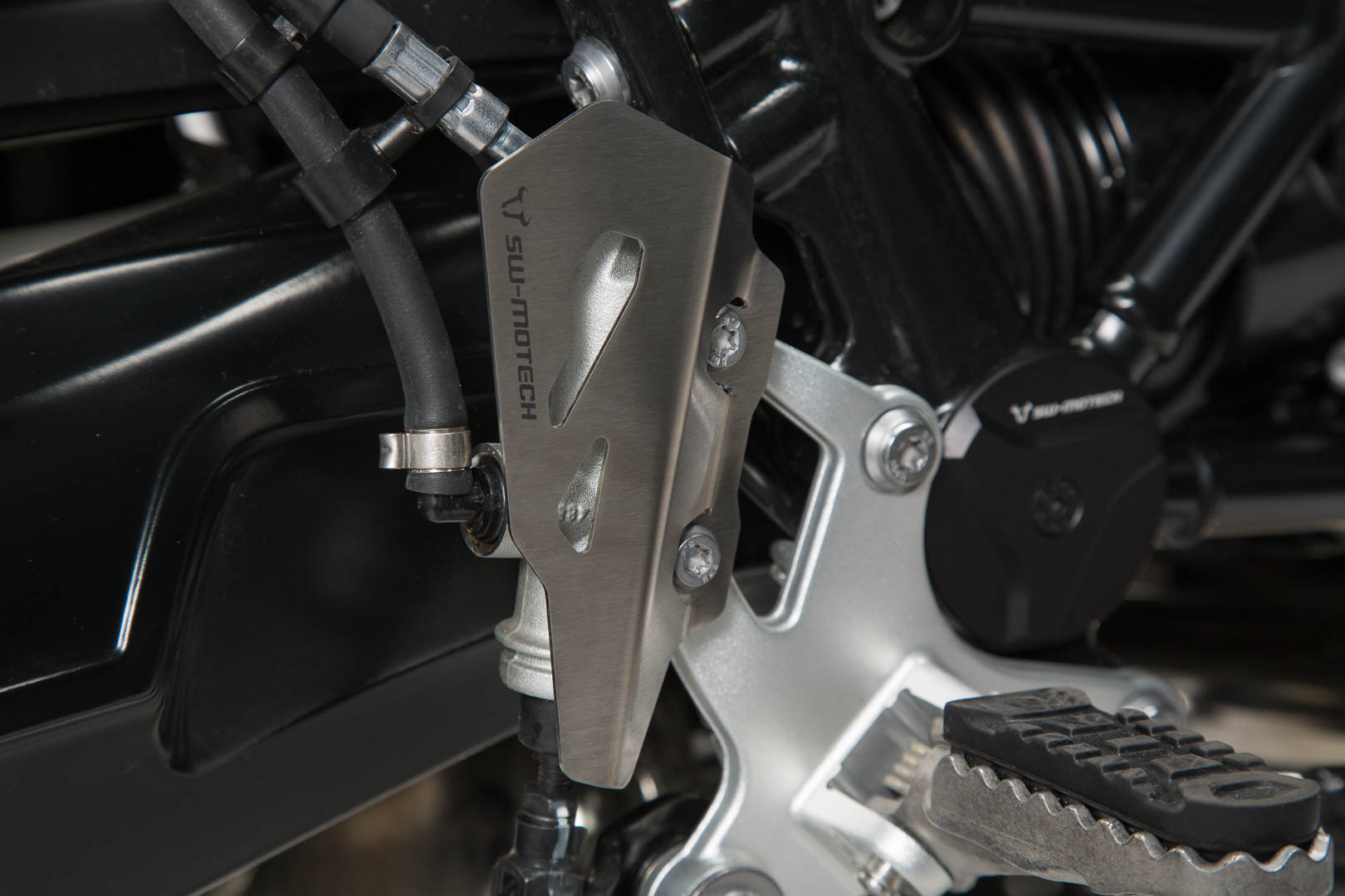 SW-Motech Bremspumpen-Schutz - Silbern. BMW R nineT (14-), Scram/ Pure/ GS (16-)., silber