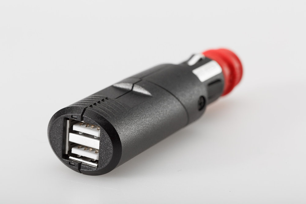 SW-Motech Dobbel USB-strømport med universalplugg - For 12V DIN / sigarettenneruttak. 2x2100 mA.