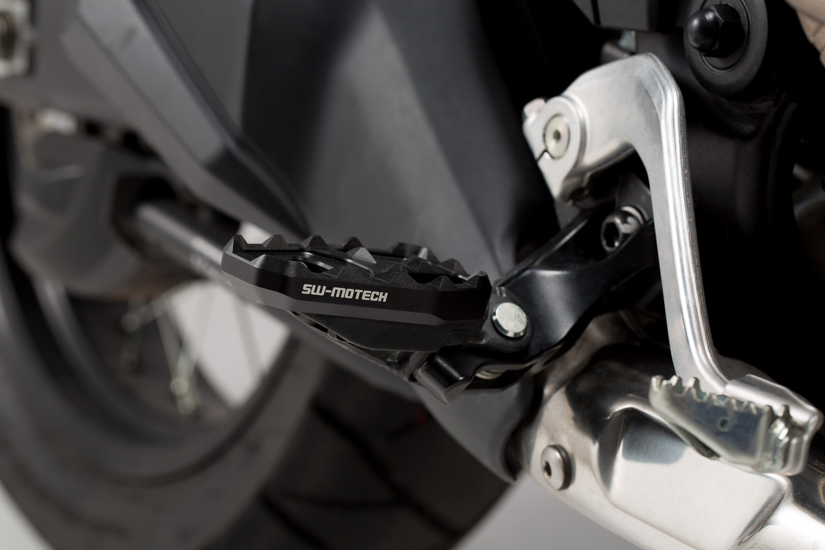 SW-Motech Footrest udvidelse - Sort. Honda CRF 1000L/Adv Sports, CRF1100L AS., sort-sølv