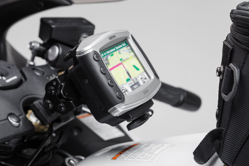 SW-Motech Navi-Halter im Cockpit - Schwarz. Suzuki GSX 1300 R Hayabusa (99-).