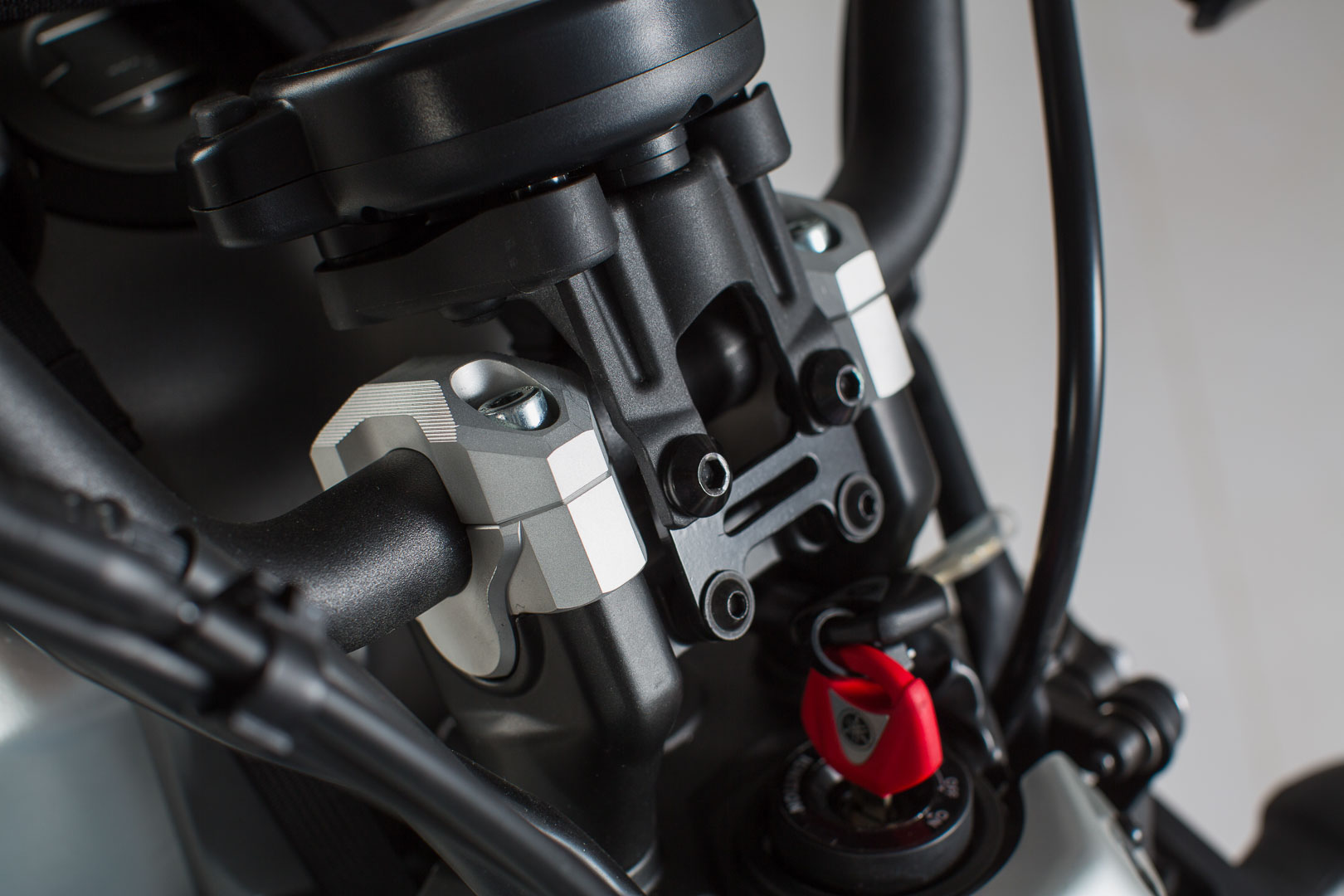 SW-Motech Bar riser - H=20 mm. Black. Yamaha XSR700 (15-)., black