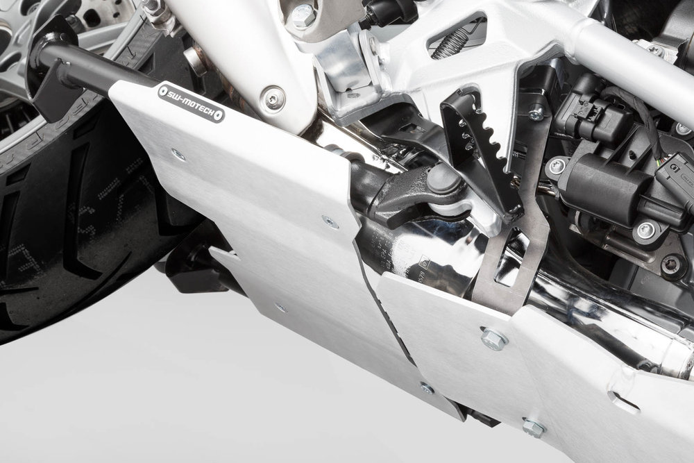 SW-Motech Prodloužení krytu motoru pro středový stojan - Silver. BMW R1200GS (12-), R1250GS (18-).