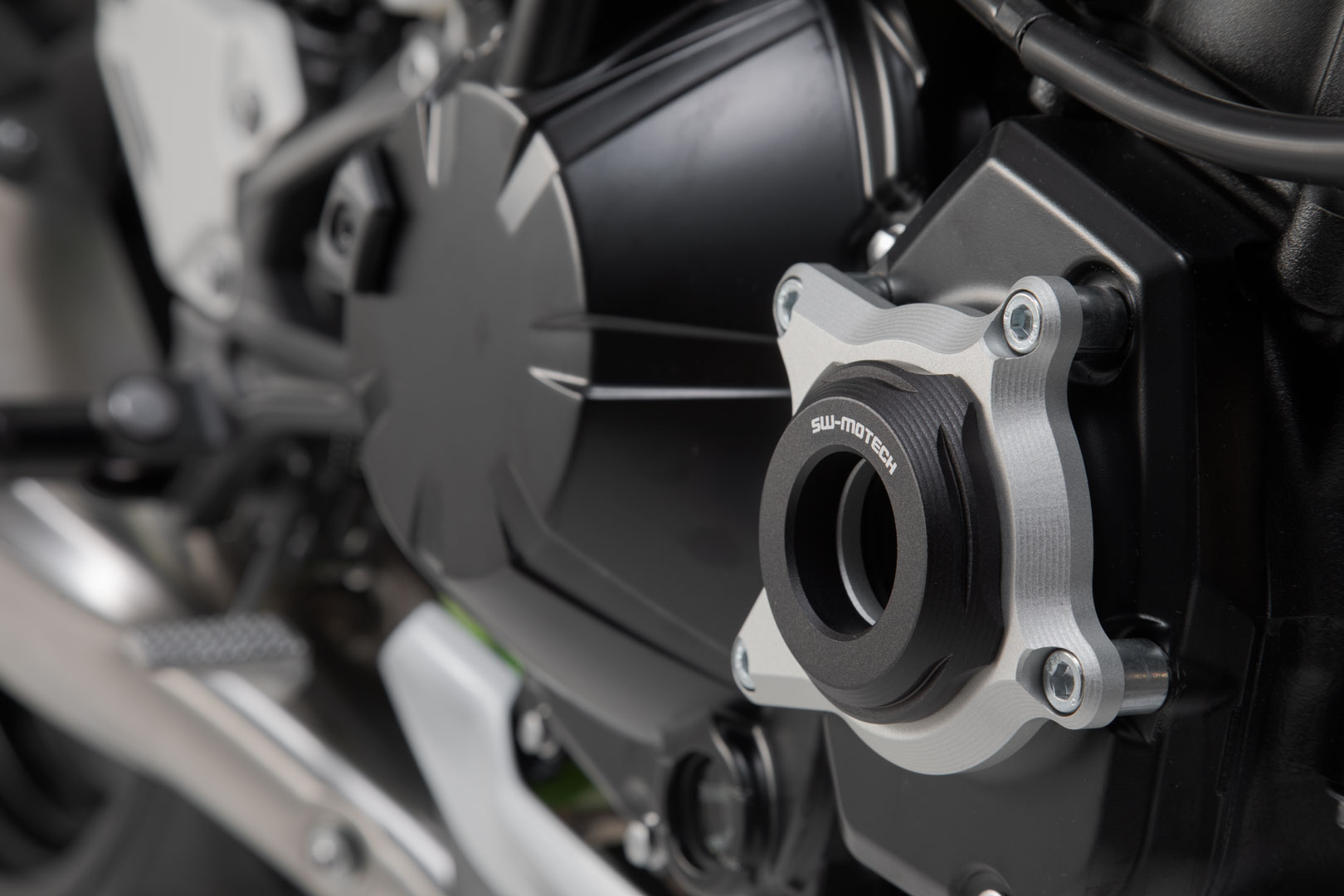 SW-Motech Engine case protector - Black/Silver. Kawasaki Z900 (16-)/Z900RS (17-)., black-silver, black-silver, Size One Size