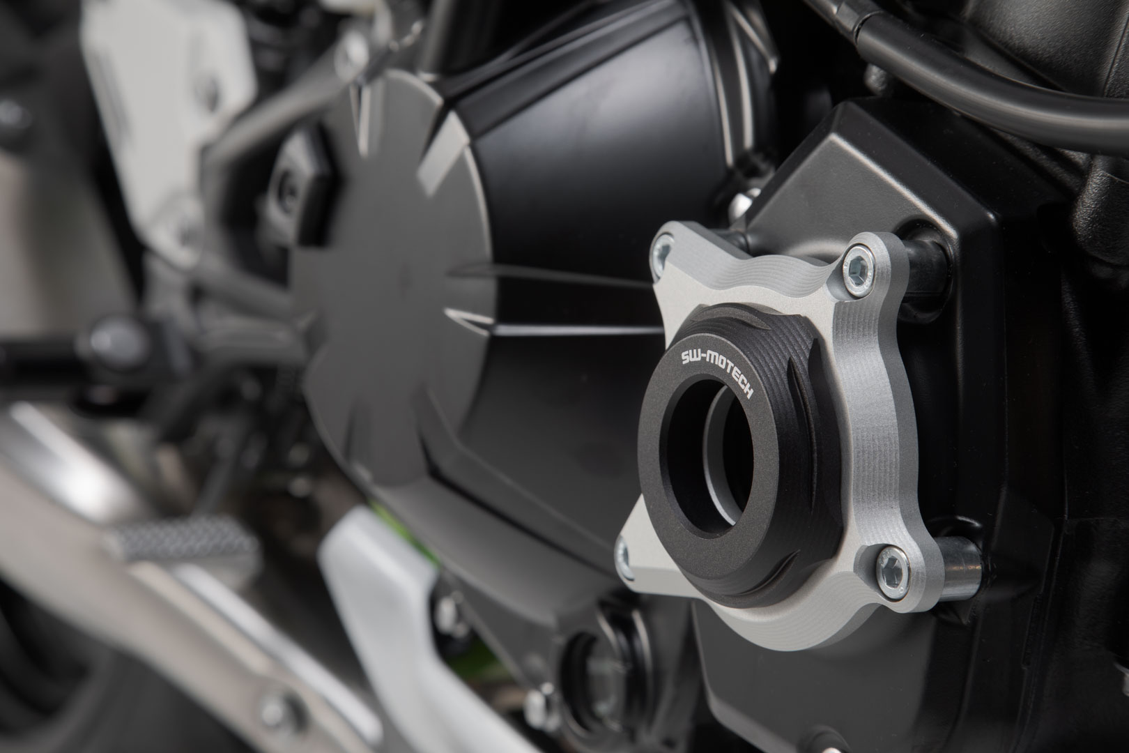 Image of Protezione valigia SW-Motech Engine - Nero/Argento. Modelli Kawasaki Z900 (16-)., nero-argento