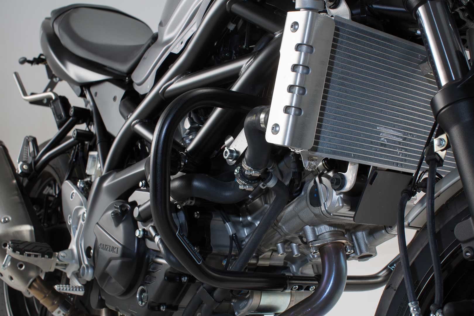 SW-Motech Noir. Suzuki SV650 ABS (15-) / SV650 X (18-). - Noir. Suzuki SV650 ABS (15-) / SV650 X (18-).