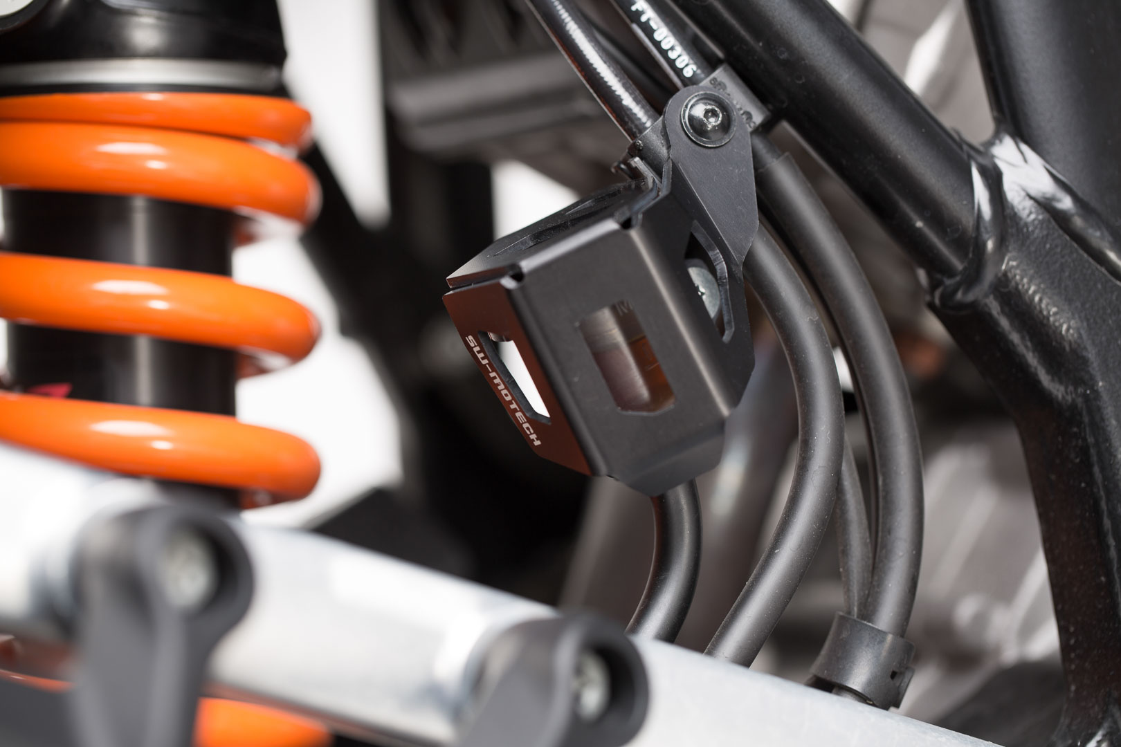 SW-Motech Bremsflüssigkeitsbehälter-Schutz - Schwarz. KTM 1050/1090/1190 Adv,1290 SAdv., schwarz