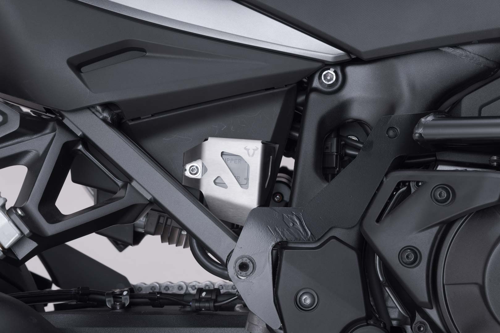 SW-Motech Bremsflüssigkeitsbehälter-Schutz - Silbern. Suzuki DL1000, Honda CRF1000L/1100L., silber