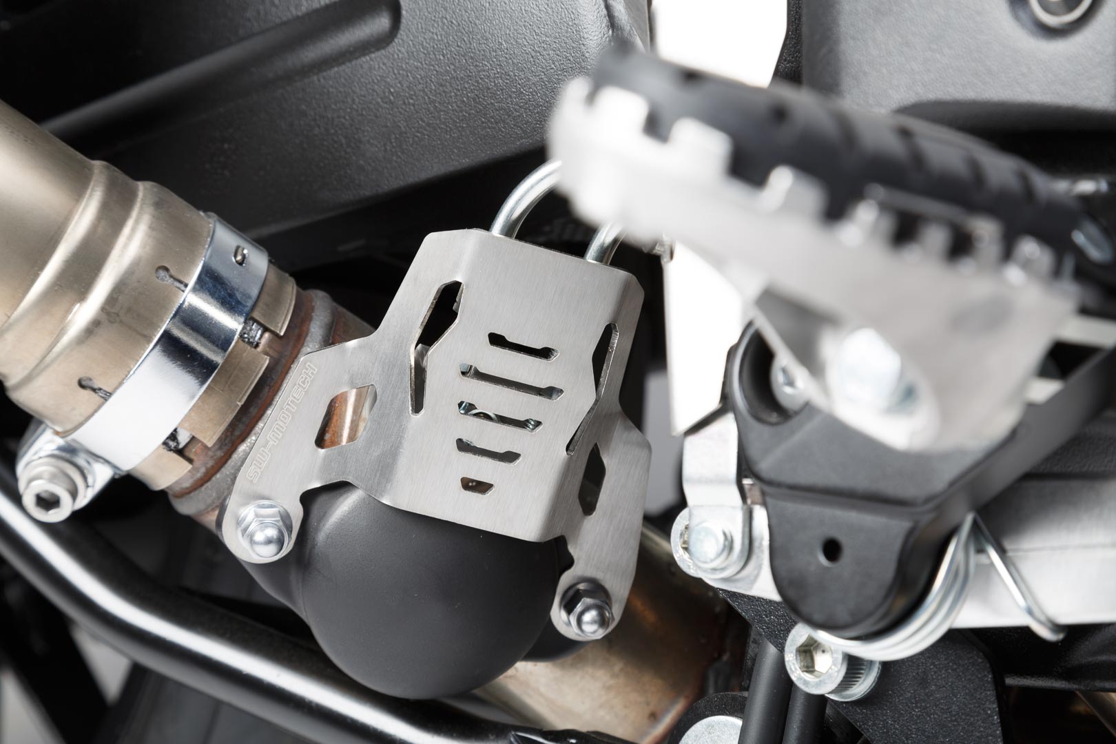 SW-Motech Stauklappenschutz - Silbern. Suzuki V-Strom 1000 (14-19)., silber