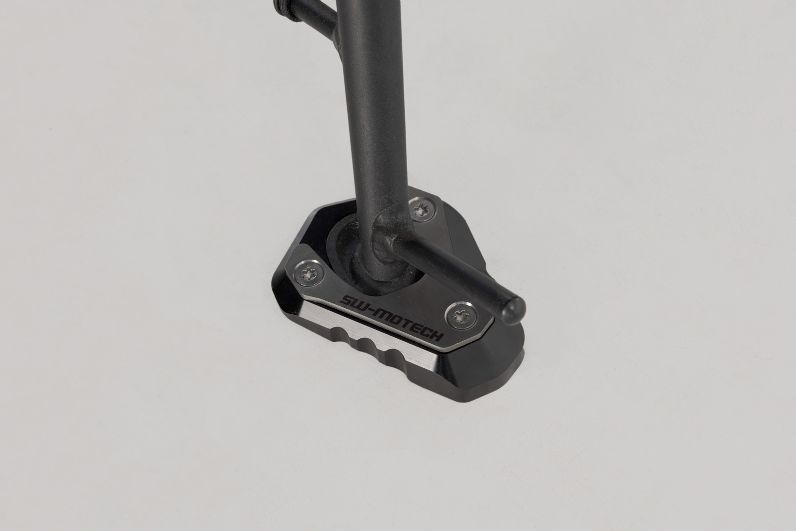 SW-Motech Seitenständerfuß-Verbreiterung - Schwarz/Silbern. Kawasaki Z650 / Ninja 650 (16-)., silber