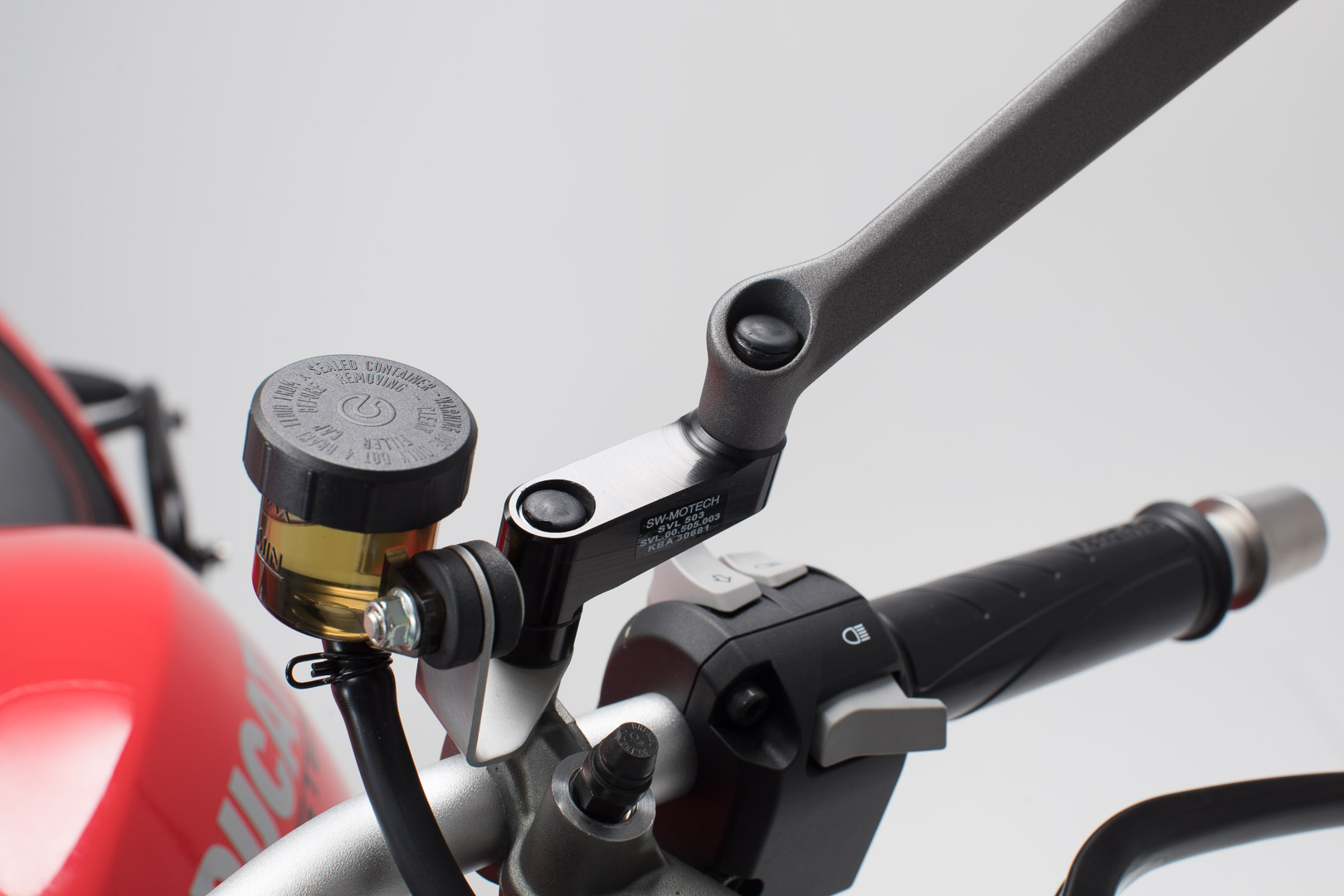 SW-Motech Ducati Monster (16-). Droite/Droite. M8x1,25. - Ducati Monster (16-). Droite/Droite. M8x1,25.