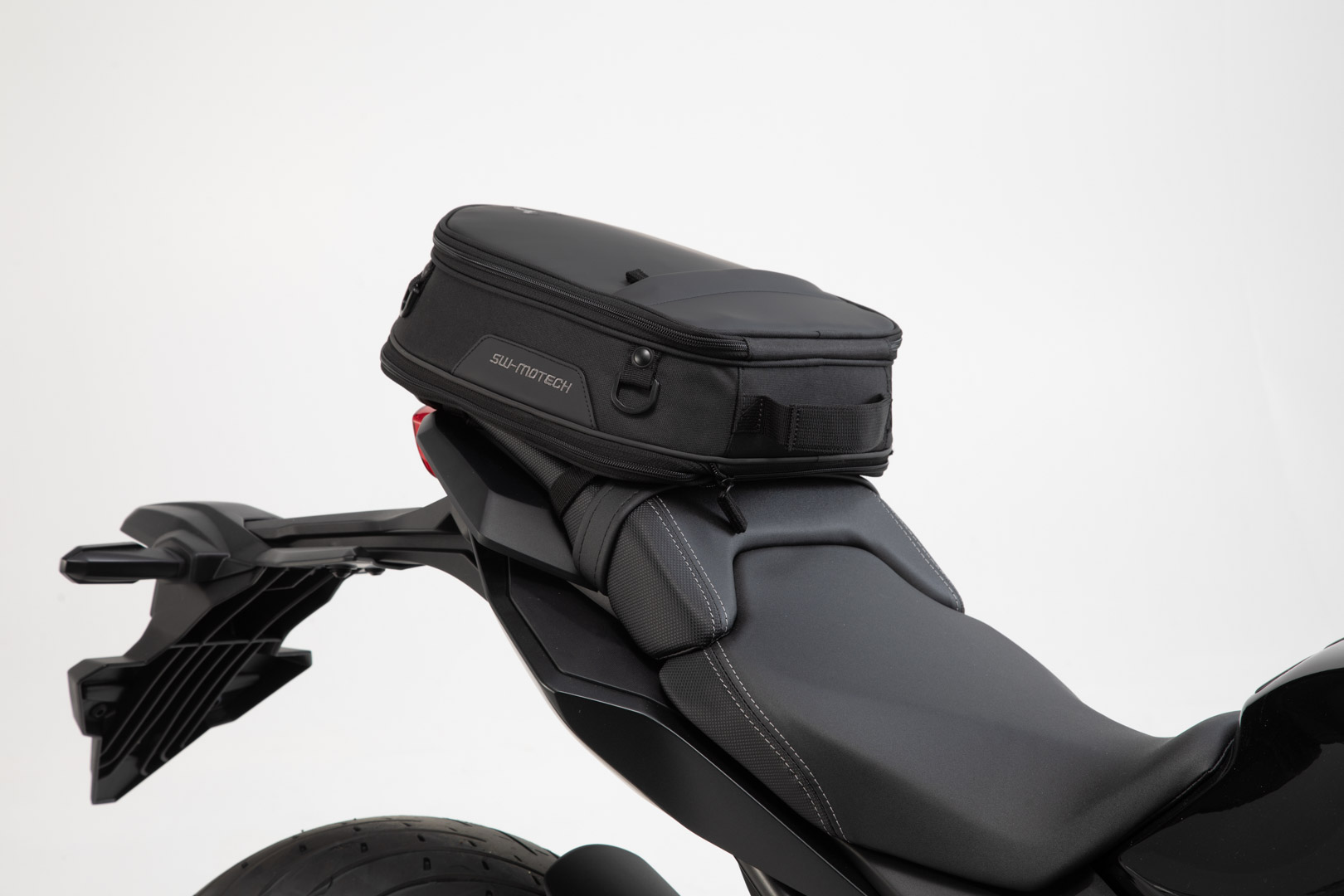 Side view of SW-Motech ION S tail bag - 7-15 l. Black. 600D Polyester / Soft-Vinyl.