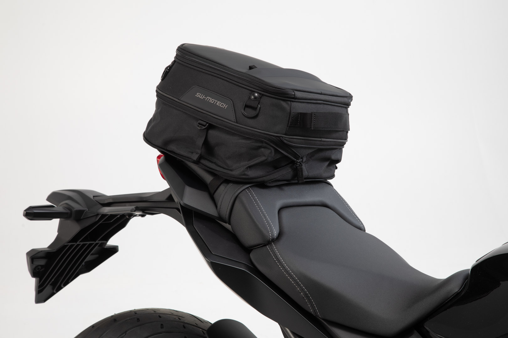 Side view of SW-Motech ION S tail bag - 7-15 l. Black. 600D Polyester / Soft-Vinyl.