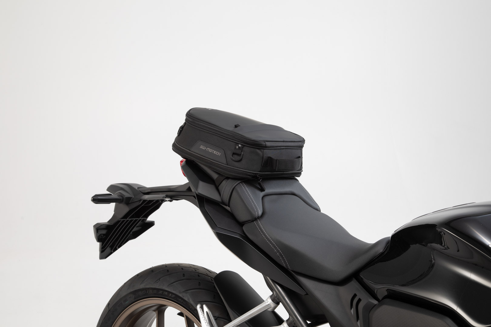 Side view of SW-Motech ION S tail bag - 7-15 l. Black. 600D Polyester / Soft-Vinyl.