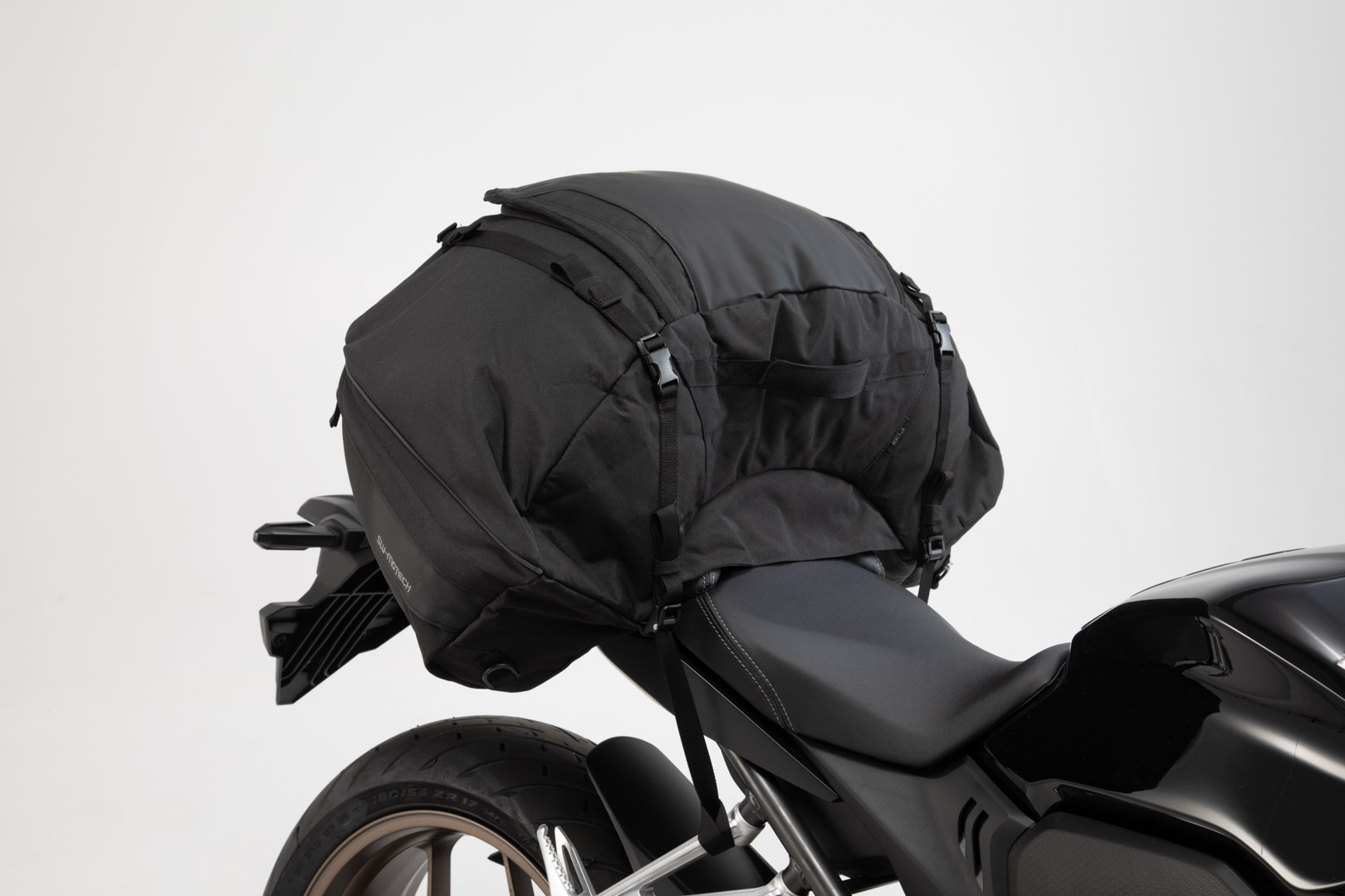 Side view of SW-Motech ION L tail bag - 50 l. Black. 600D Polyester / Soft-Vinyl.