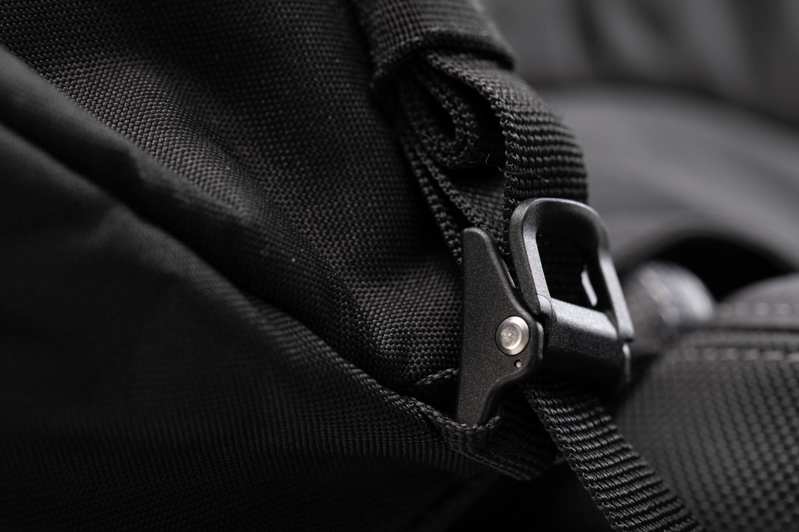 Side view of SW-Motech ION L tail bag - 50 l. Black. 600D Polyester / Soft-Vinyl.