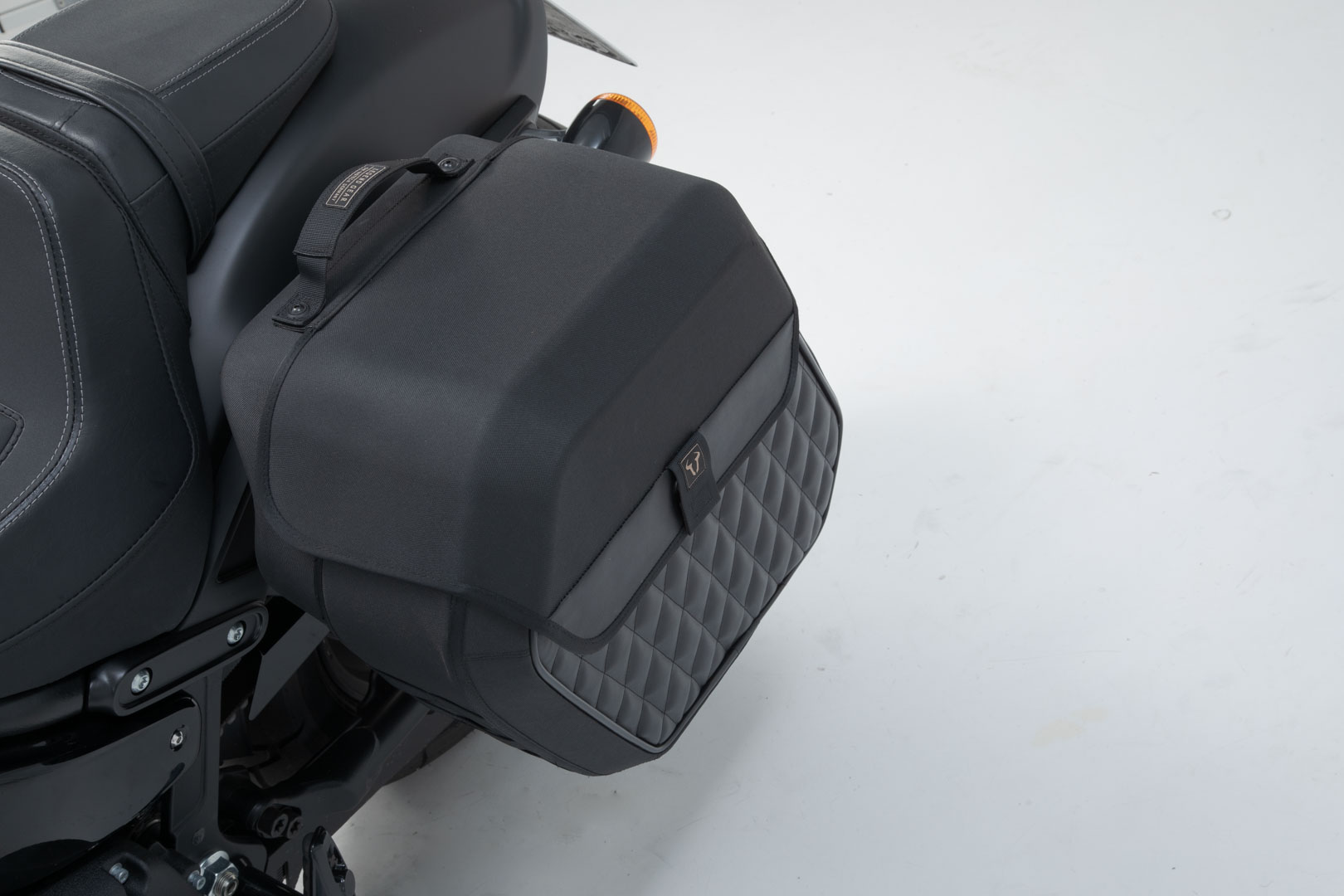 Side view of SW-Motech Legend Gear side bag system LH2 - 1x 25.5 l. Softail Fat Bob / S (17-).