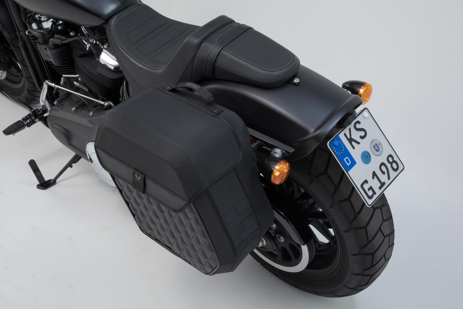 Side view of SW-Motech Legend Gear side bag system LH2 - 1x 25.5 l. Softail Fat Bob / S (17-).
