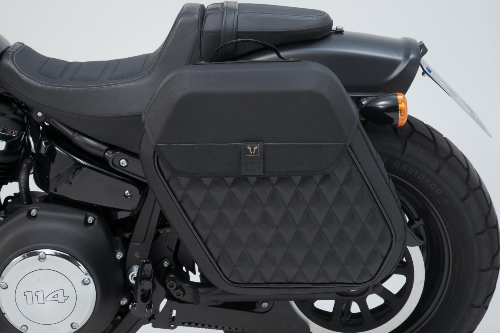Side view of SW-Motech Legend Gear side bag system LH2 - 1x 25.5 l. Softail Fat Bob / S (17-).