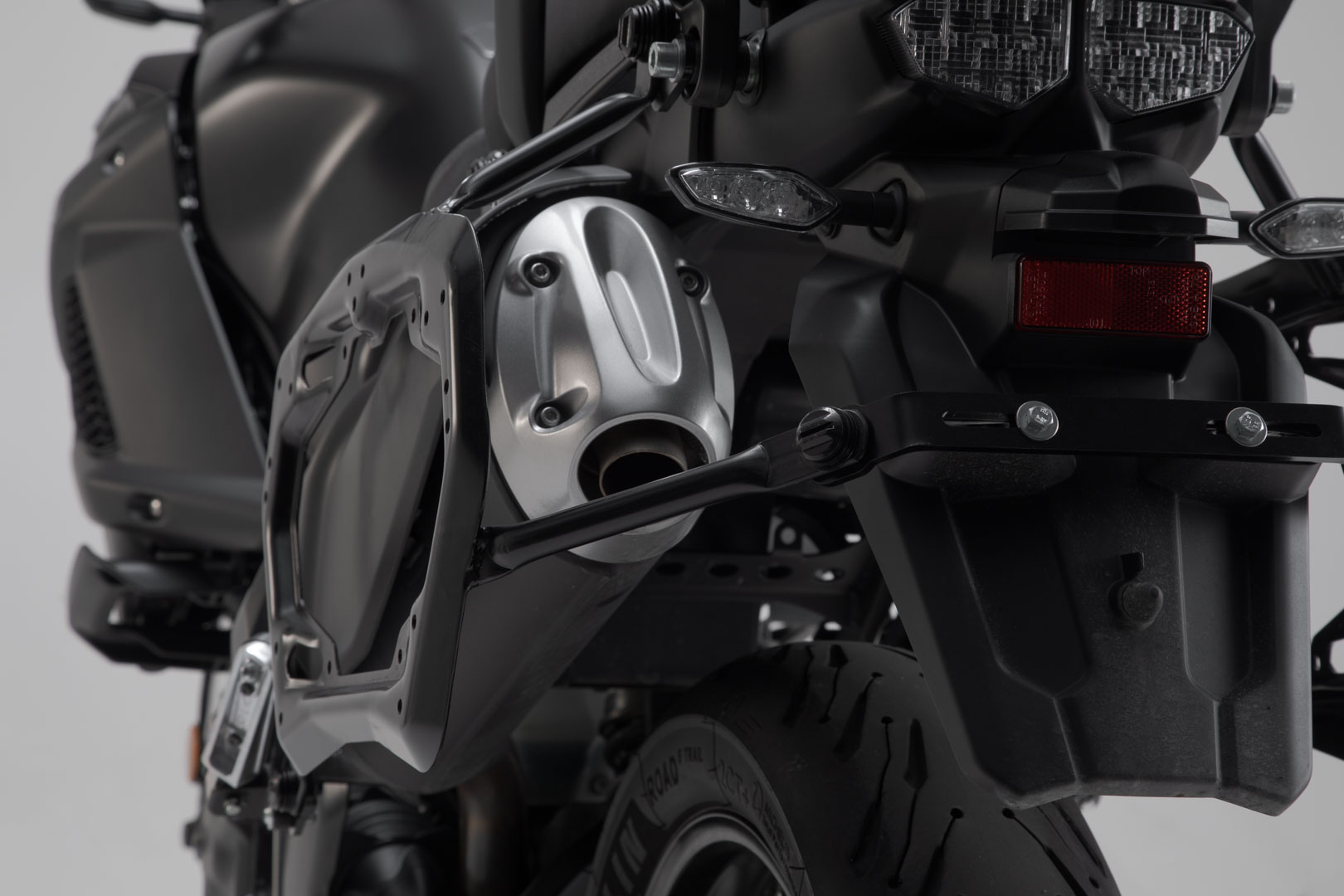 Side view of SW-Motech PRO side carrier - Black. Yamaha XT1200Z Super Ténéré (10-).