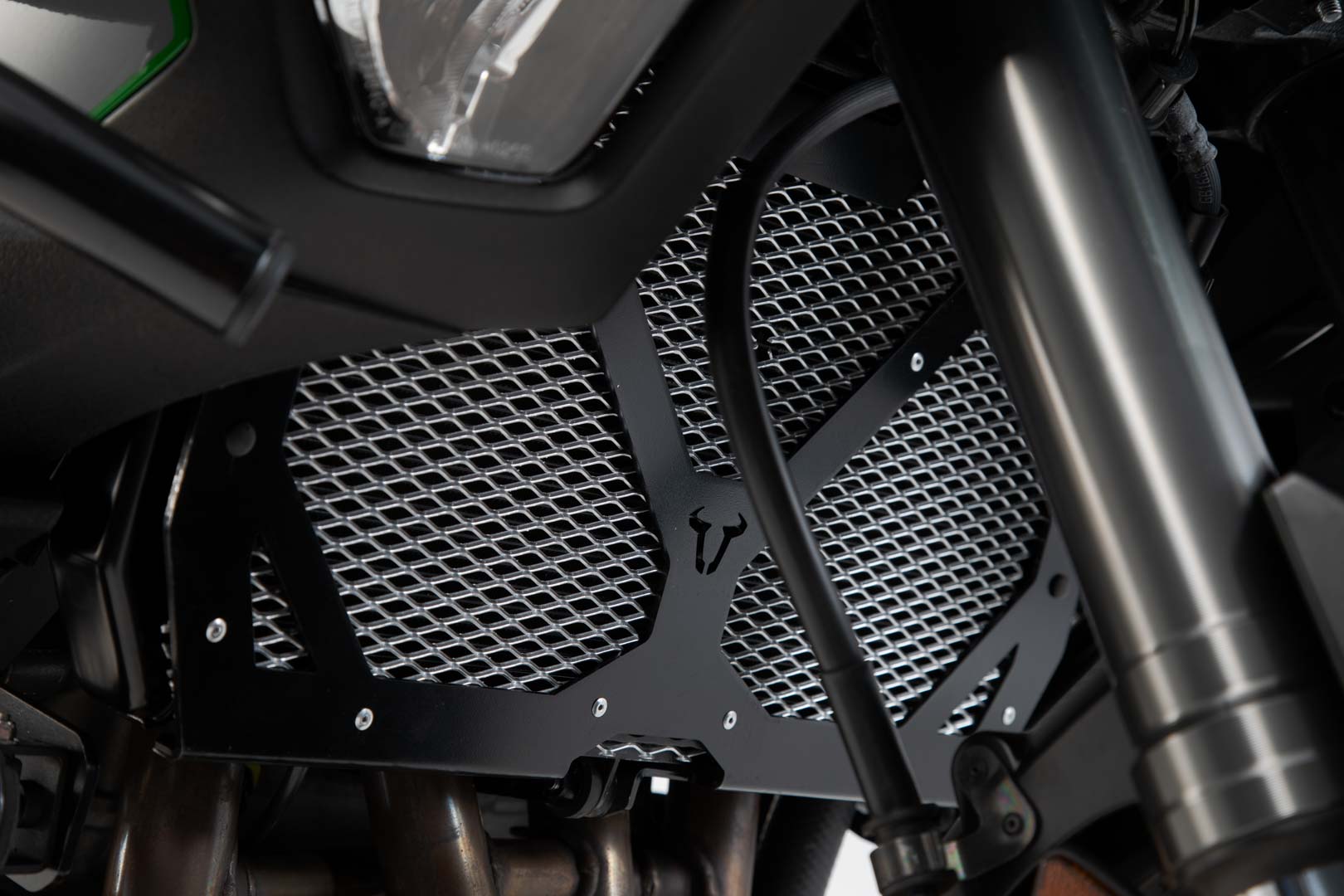 SW-Motech Kühlerschutz - Schwarz/Silbern. Kawasaki Versys 1000 (18-)., schwarz