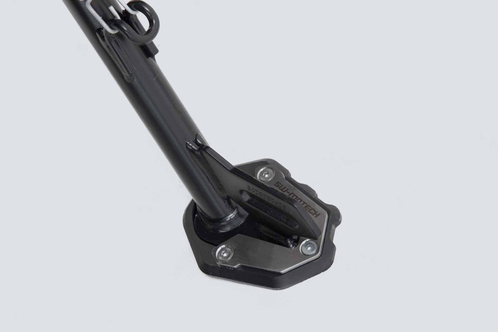 SW-Motech Seitenständerfuß-Verbreiterung - Schwarz/Silbern. BMW F 900 R / XR (19-)., schwarz