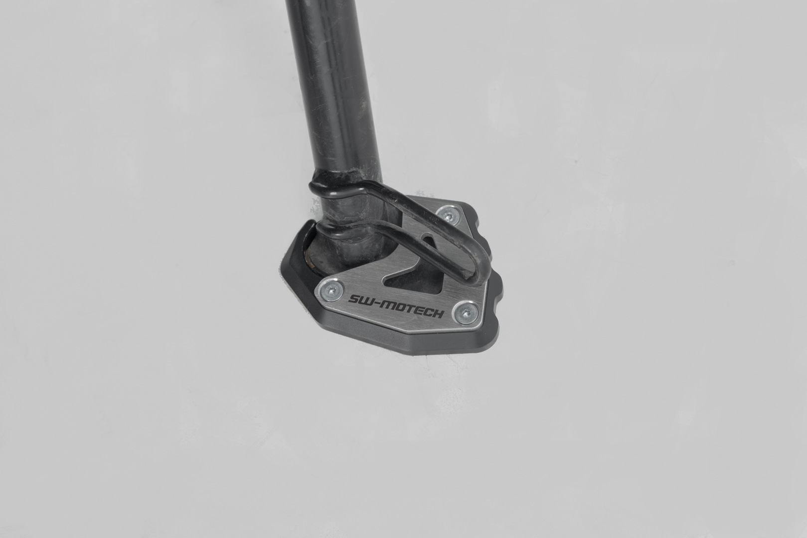 SW-Motech Seitenständerfuß-Verbreiterung - Schwarz/Silbern. Triumph Trident 660 (21-)., schwarz