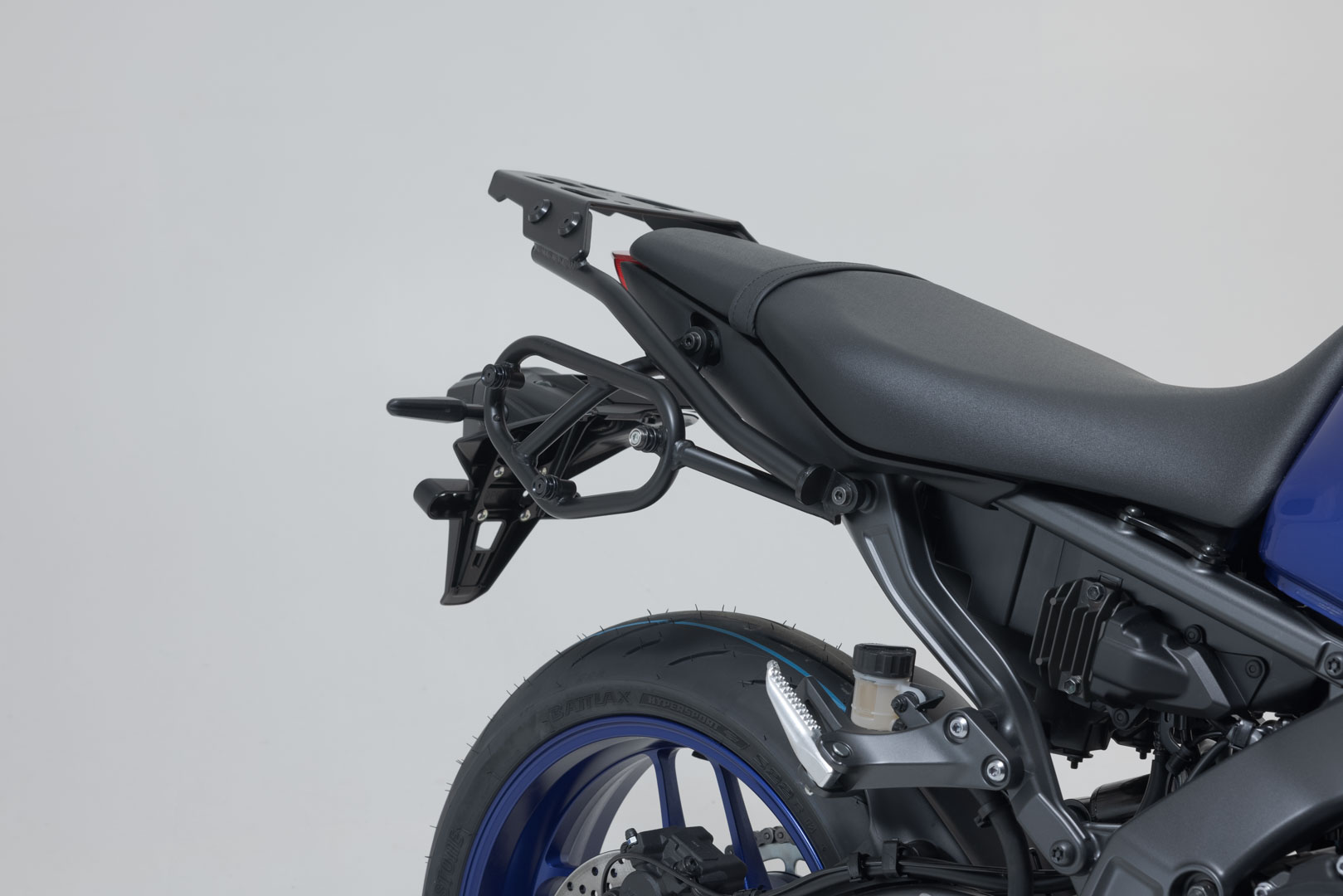 Side view of SW-Motech SLC side carrier right - Yamaha MT-09 (20-).