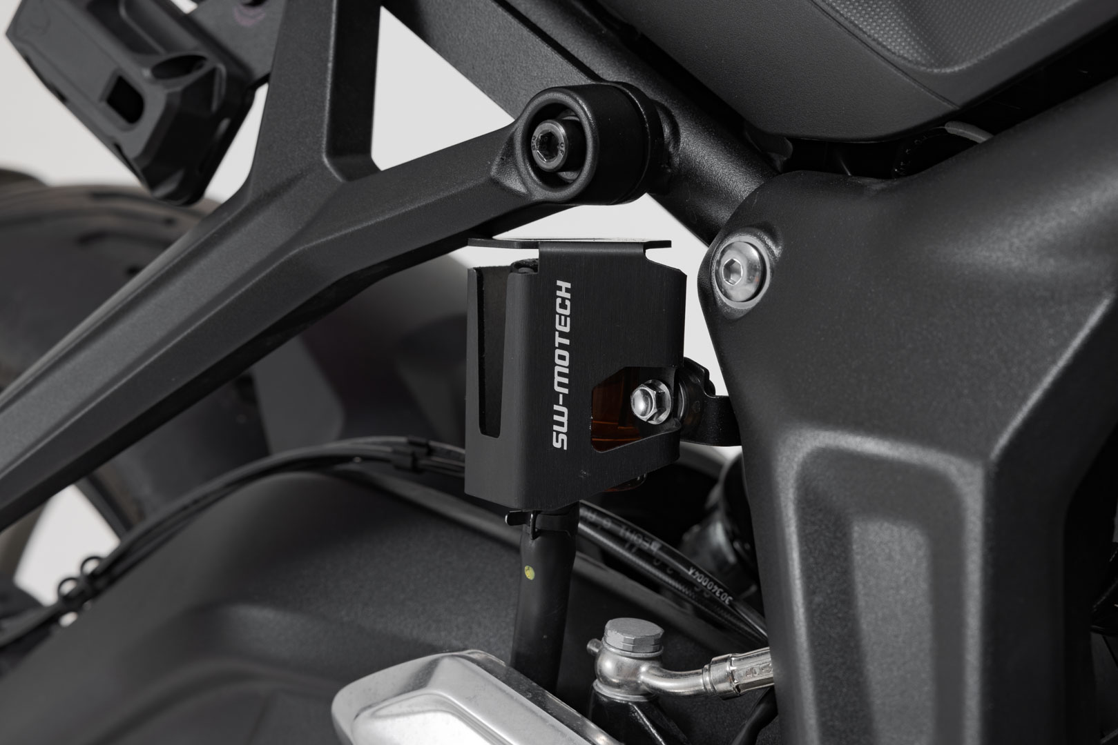 SW-Motech Bremsflüssigkeitsbehälter-Schutz - Schwarz. Triumph Trident 660 (21-)., schwarz