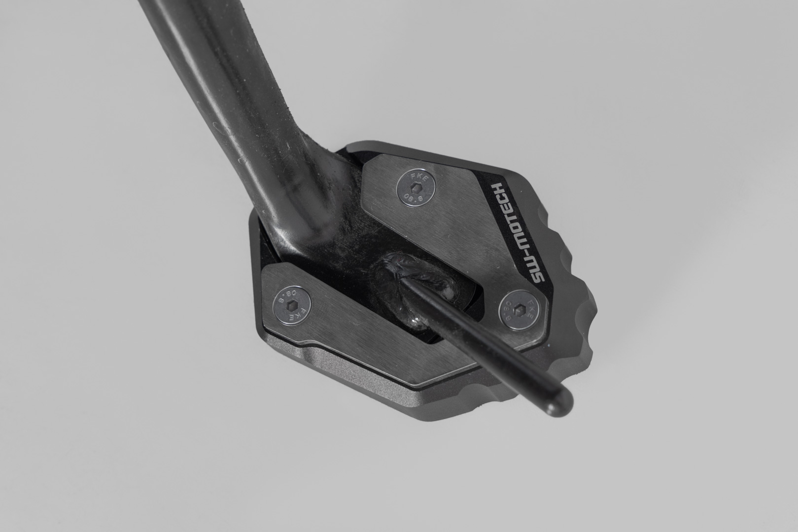 SW-Motech Seitenständerfuß-Verbreiterung - Schwarz/Silbern. Yamaha MT-09 (20-)., schwarz