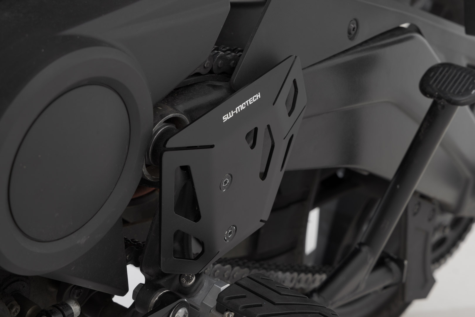 Image of SW-Motech Protezione tallone sinistra - Nero. Harley-Davidson Pan America (21-)., nero