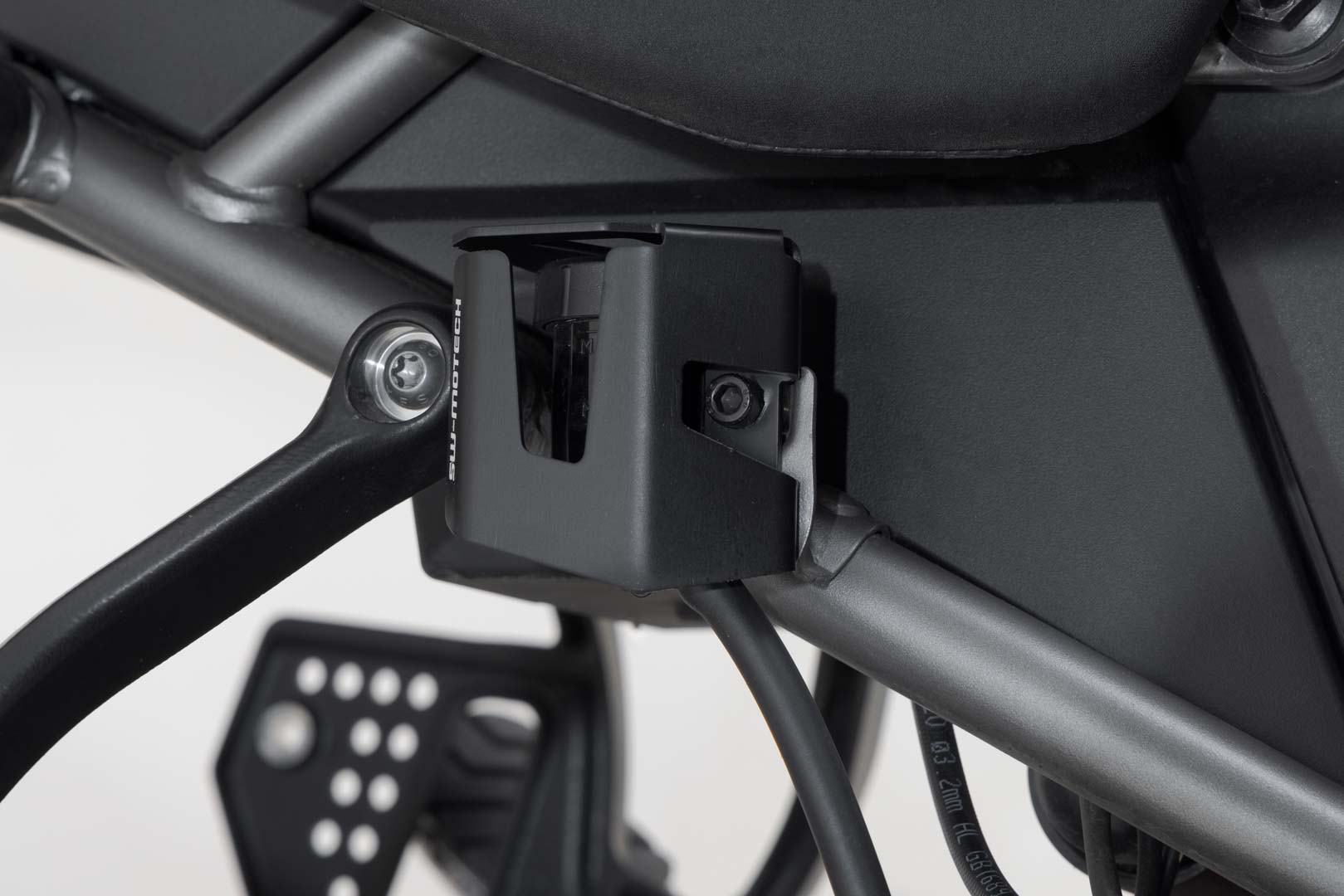 SW-Motech Bremsflüssigkeitsbehälter-Schutz - Schwarz. Harley-Davidson Pan America (21-)., schwarz