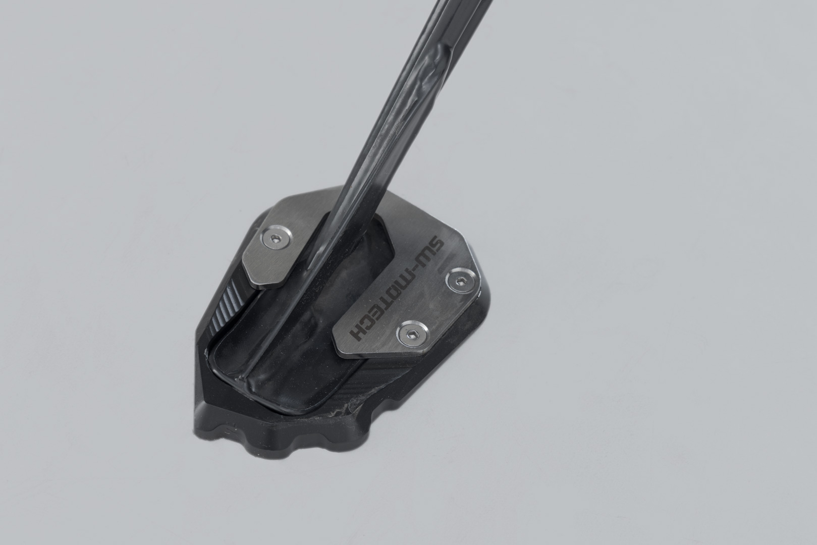SW-Motech Seitenständerfuß-Verbreiterung - Schwarz/Silbern. Harley-Dav Pan America (21-)., schwarz
