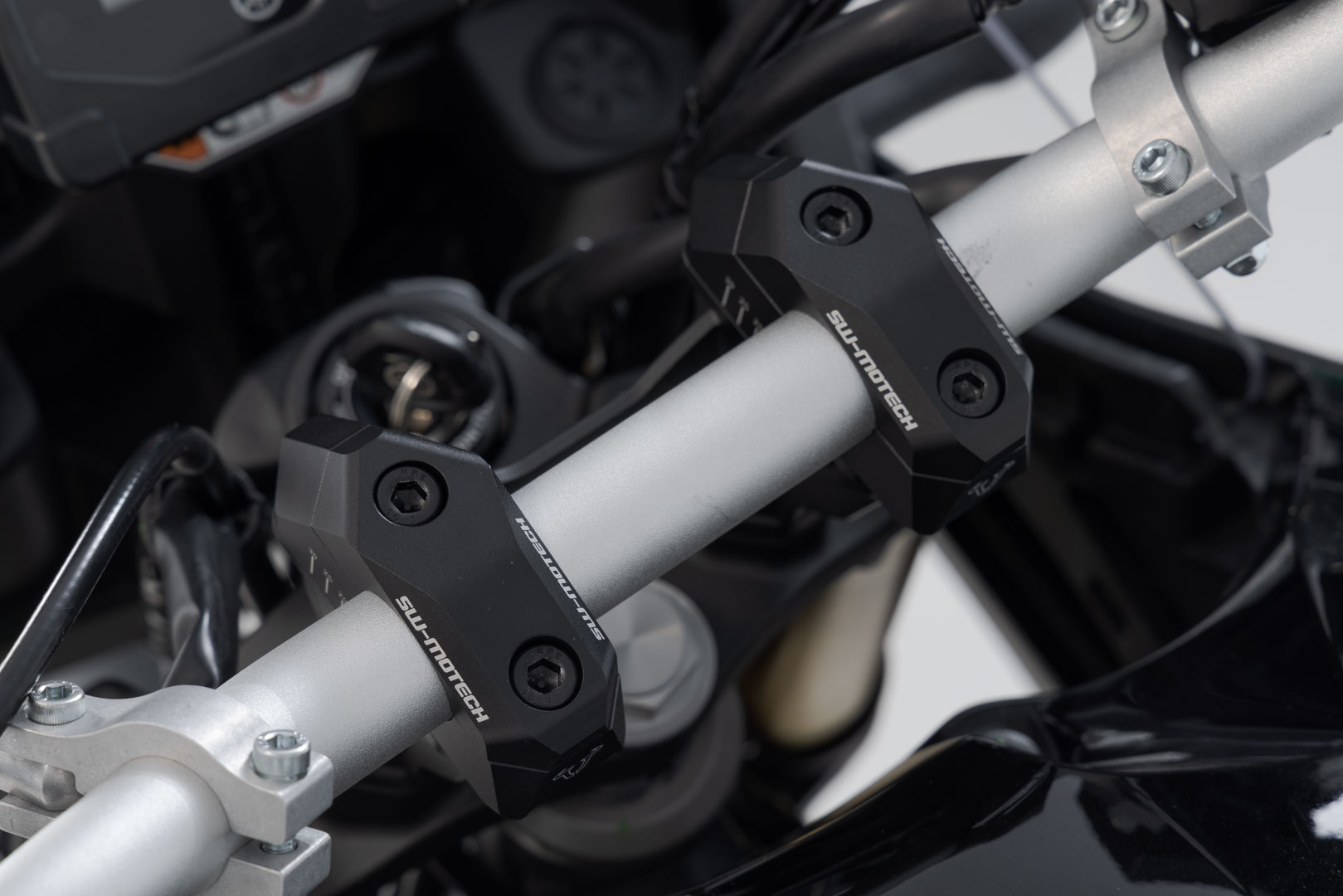 SW-Motech Bar back variable for Ø28 handlebars - H=28mm. Back 5/10/15/20/25/30 mm. Black.