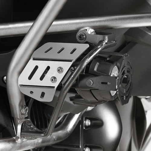 Alumiinista valmistettu GIVI-sumuvalosuoja BMW-mallien alkuperäisissä ajovaloissa (katso alla)