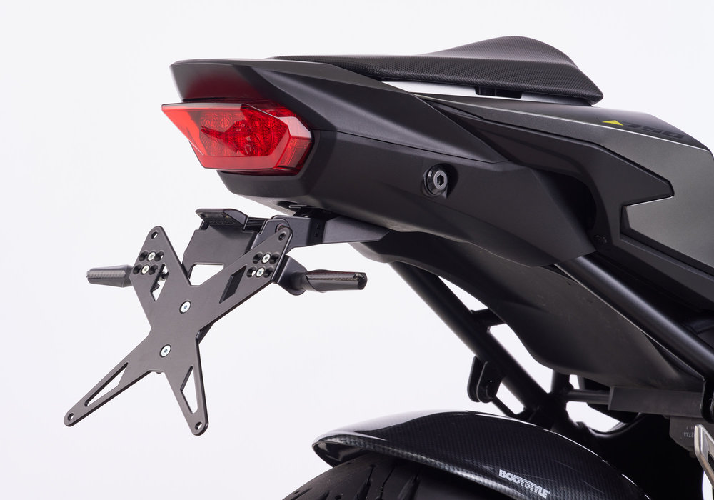 Kit portamatrículas PROTECH que incluye reflector y placa ligera de acero  inoxidable/aluminio con recubrimiento en polvo negro - mejores precios ▷ FC- Moto