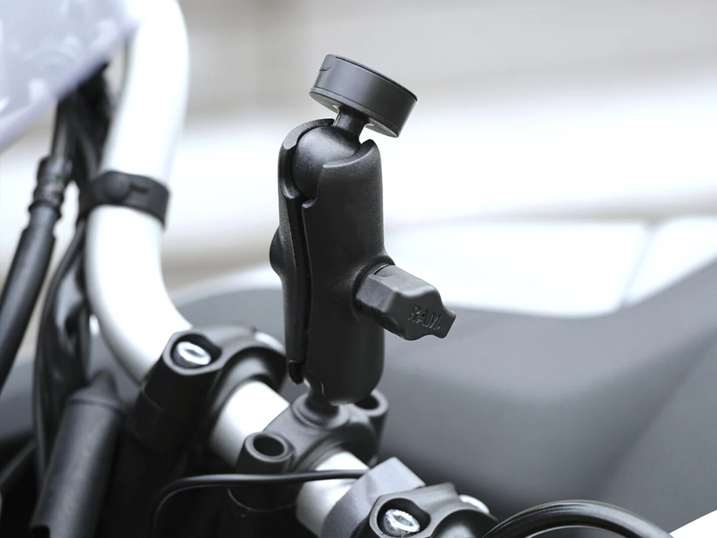Side view of Shapeheart Ball Bundle Magnetic Smartphone Mount for Universal Spherical Adapter, black, Size 2XL for Men