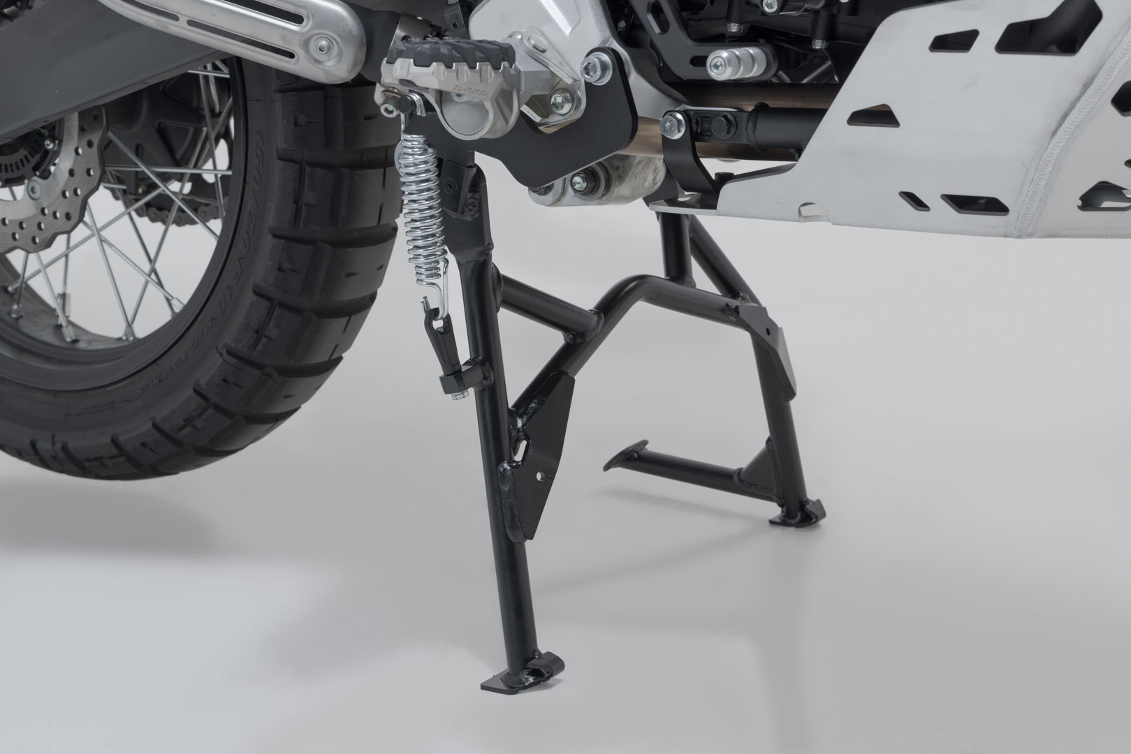 Side view of SW-Motech Centerstand - Black. Yamaha Ténéré 700 Rally, World Raid/Rally.