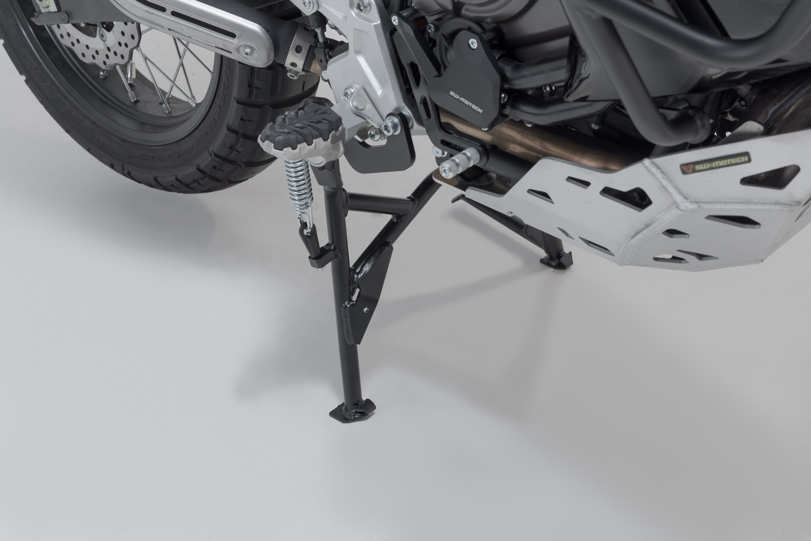 Side view of SW-Motech Centerstand - Black. Yamaha Ténéré 700 Rally, World Raid/Rally.