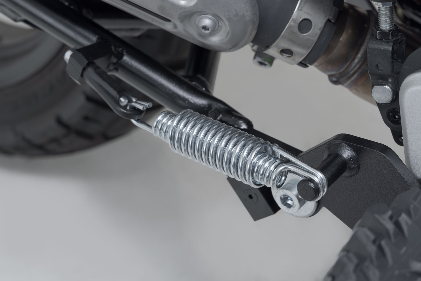 Side view of SW-Motech Centerstand - Black. Yamaha Ténéré 700 Rally, World Raid/Rally.