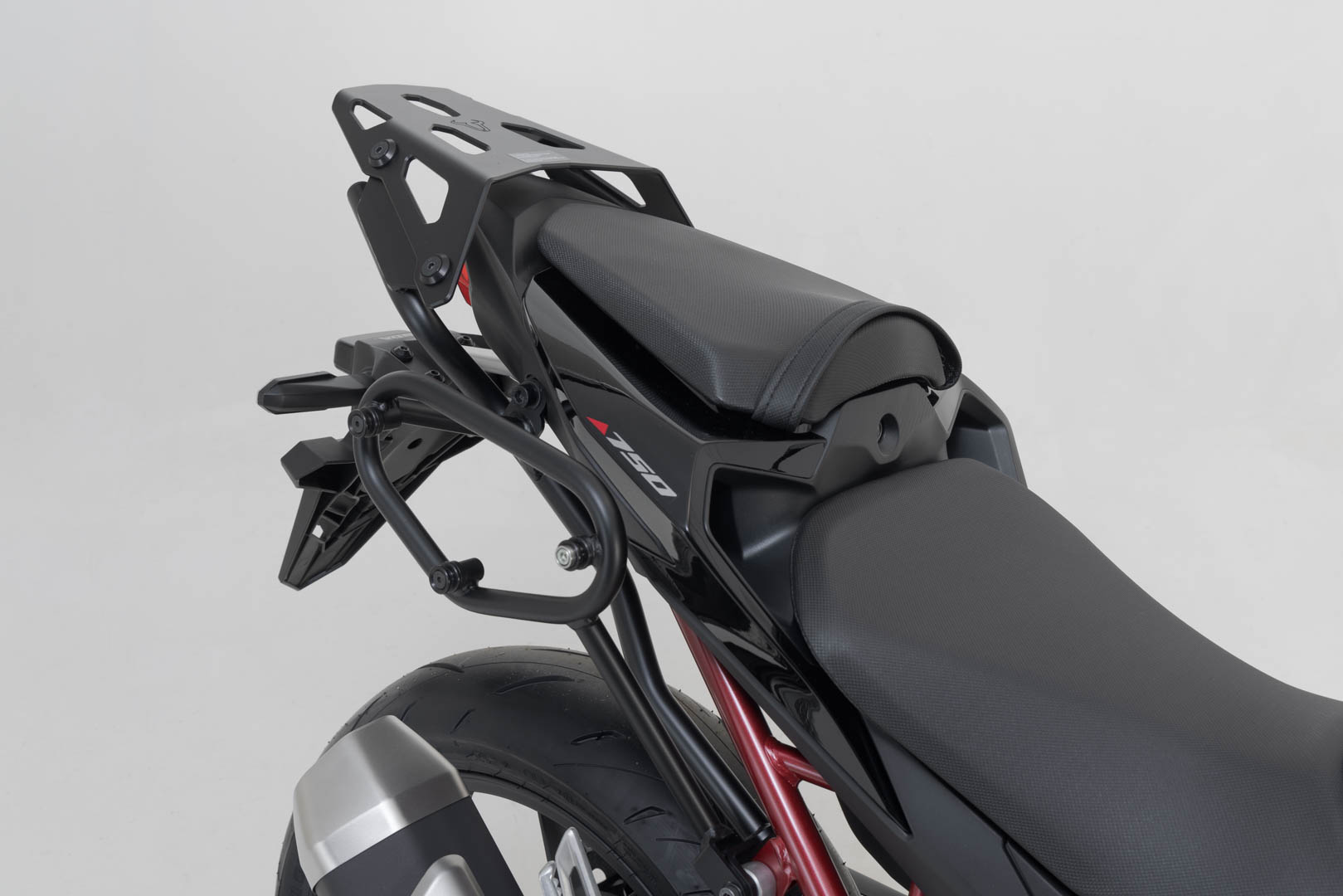 Side view of SW-Motech STREET-RACK - Black. Honda CB750 Hornet (22-).