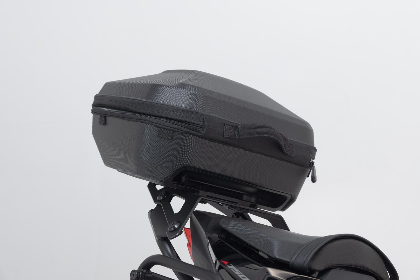 Side view of SW-Motech URBAN ABS top case system - Black. Honda CB750 Hornet (22-).