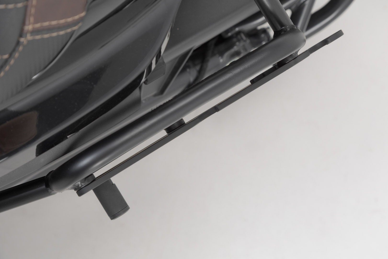 Side view of SW-Motech Adapter plate SLH for SLC - Black. Universal. For left side.