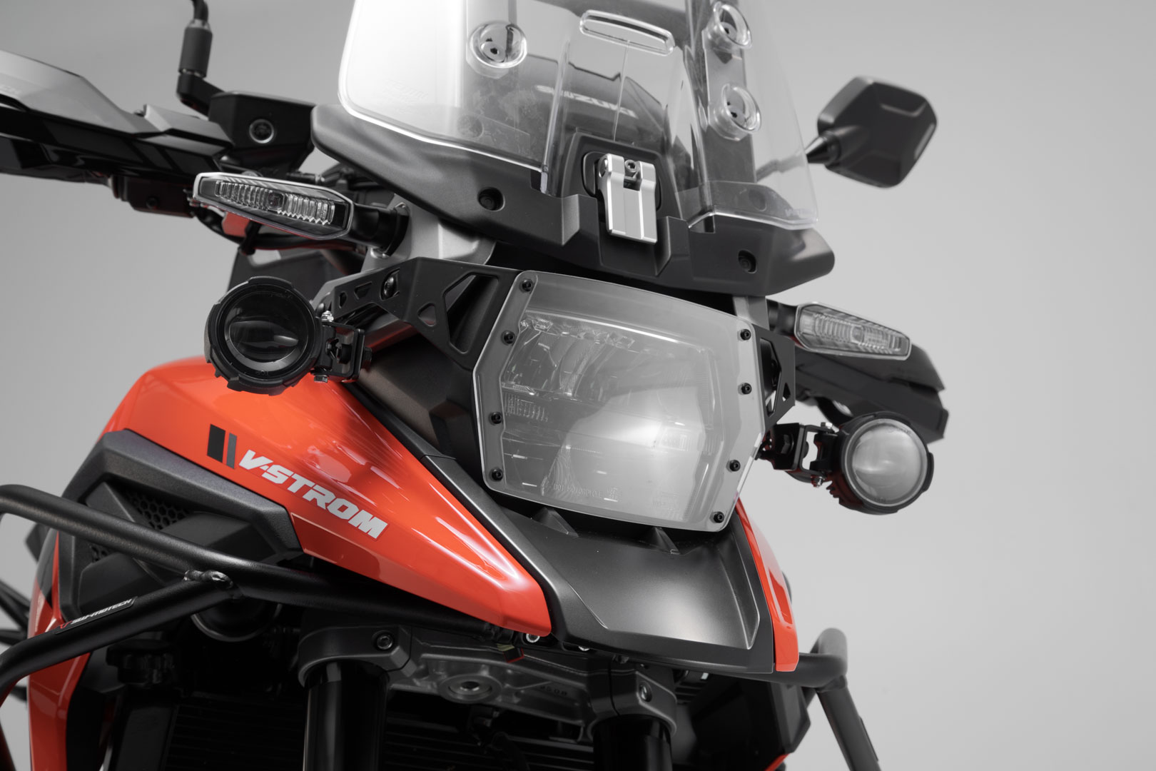 Side view of SW-Motech EVO fog light kit - Black. Suzuki V-Strom 1050 (19-).