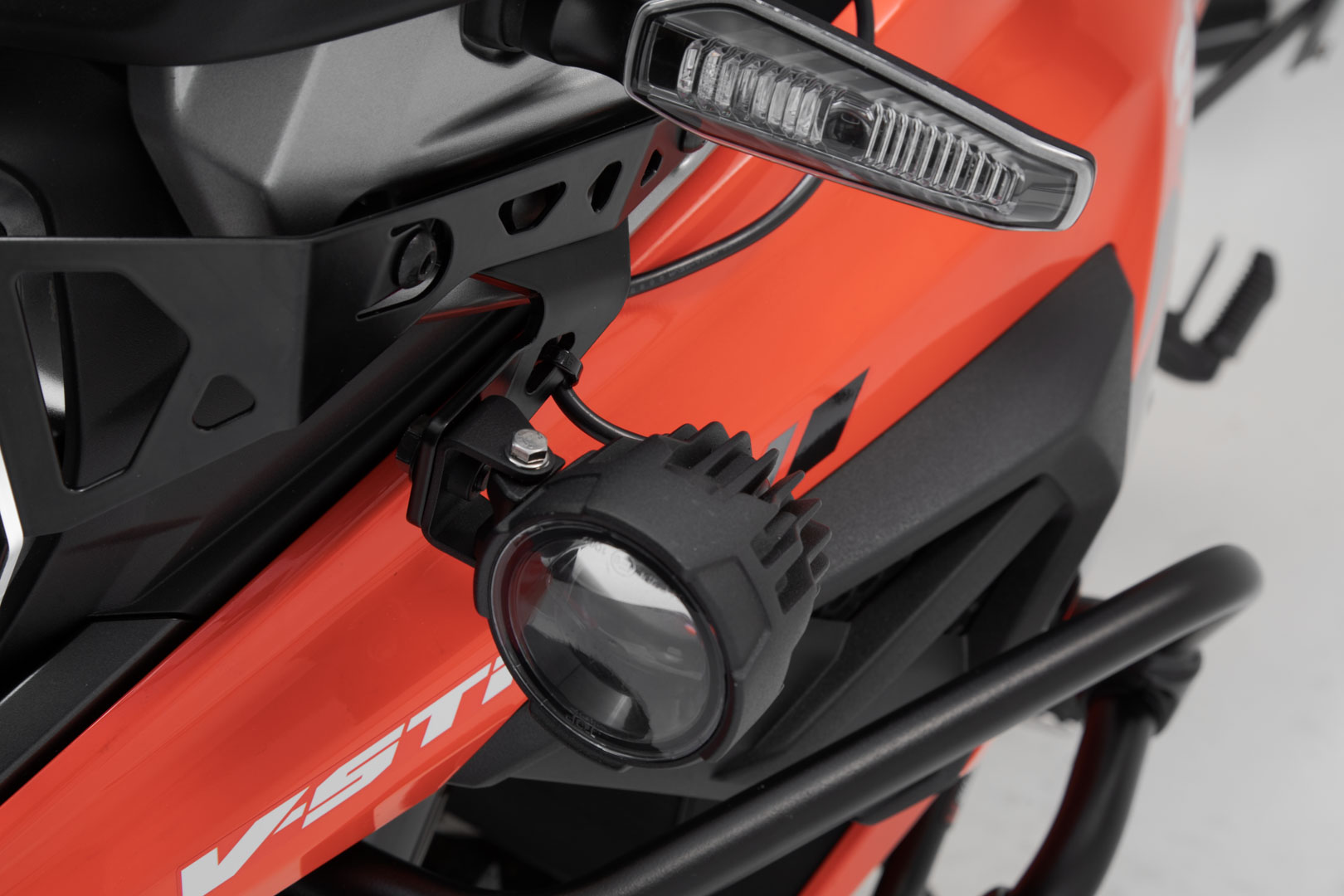 Side view of SW-Motech EVO fog light kit - Black. Suzuki V-Strom 1050 (19-).