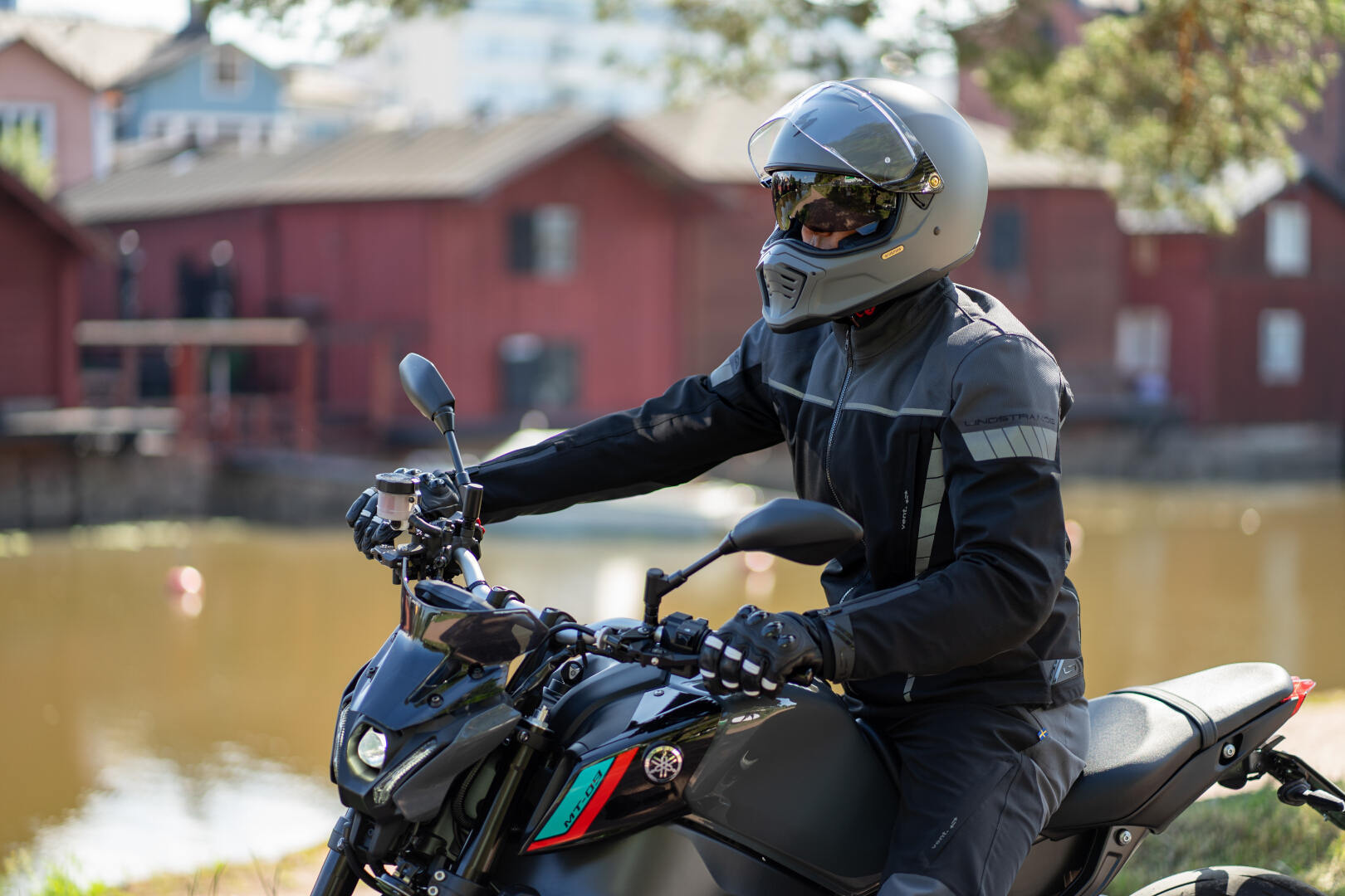 Side view of Lindstrands Bydalen waterproof Motorcycle Textile Jacket, black-grey, Size 56 for Men