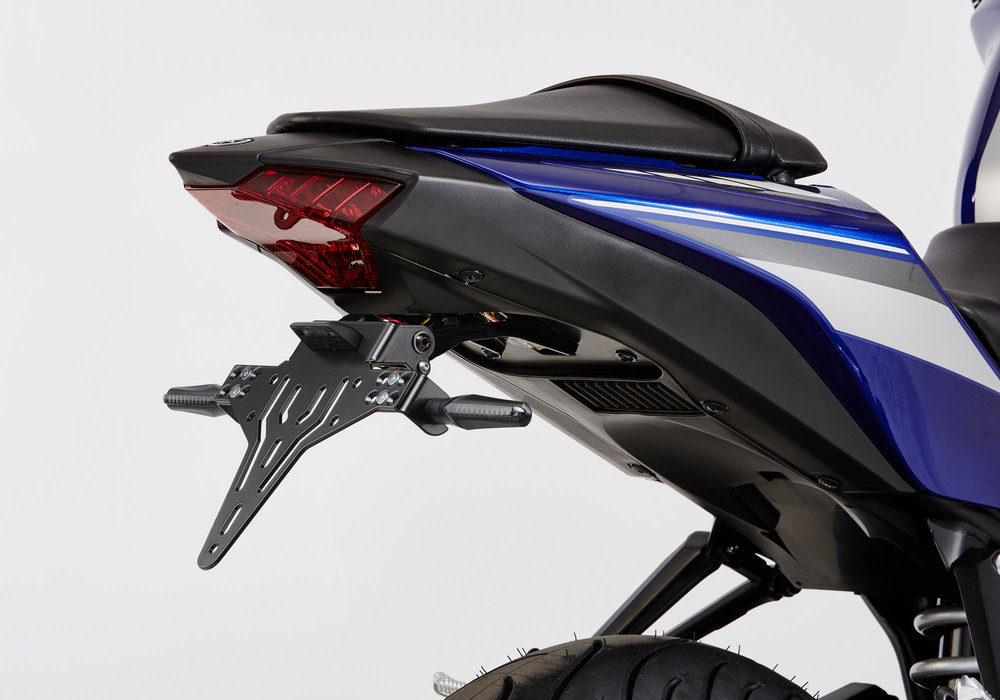 PROTECH 车牌架套件，包括反光板和板灯 粉末涂层不锈钢 黑色